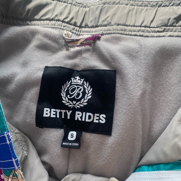Betty Rides Snowpants - Picture 3 of 3